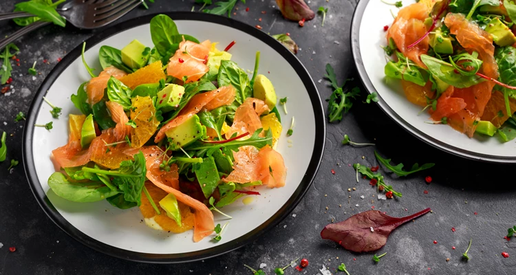 Frischer geht’s kaum - Lachsalat küsst Avocado und Orange